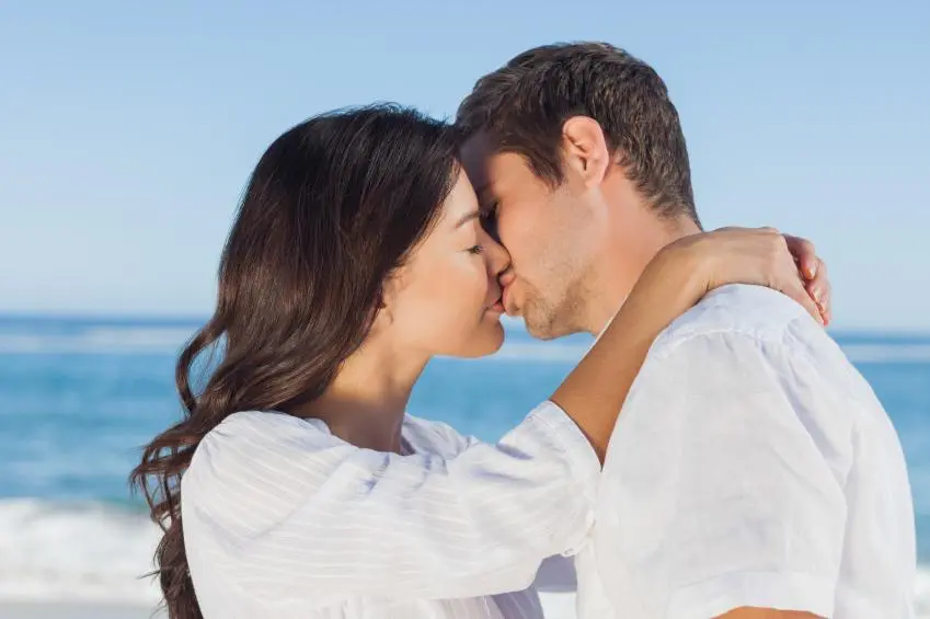 besos en la boca en la cama sin ropa - Qué significa un beso en la boca sin ser novios