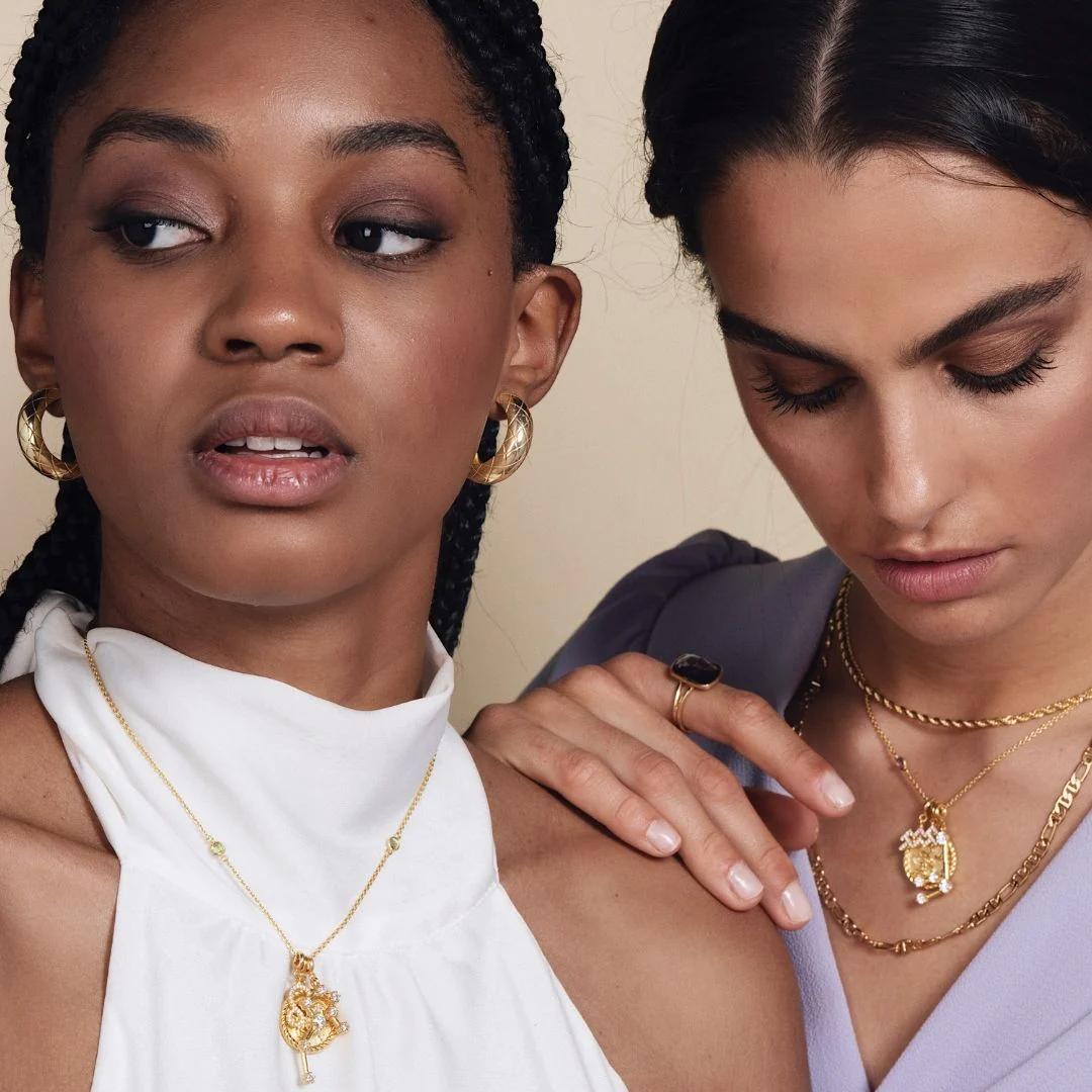 accesorios para vestido strapless - Qué tipo de accesorios usar con un vestido escote V