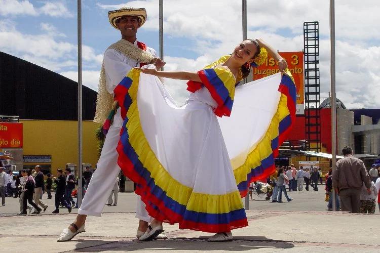 vestimenta de colombia actual - Qué tipo de vestimenta usan en Colombia