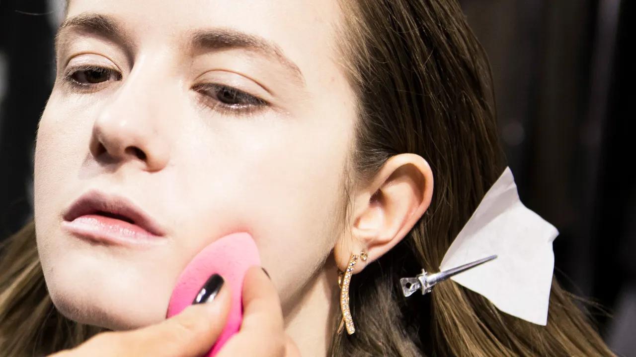 Maquillaje que no mancha la ropa: Tips y productos recomendados - Que usar para que no se traspase el maquillaje algun maquillaje que no manche la ropa - Que usar para que no se traspase el maquillaje