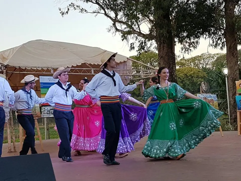 vestimenta danza paraguaya - Qué vestimenta utilizaban las Galoperas