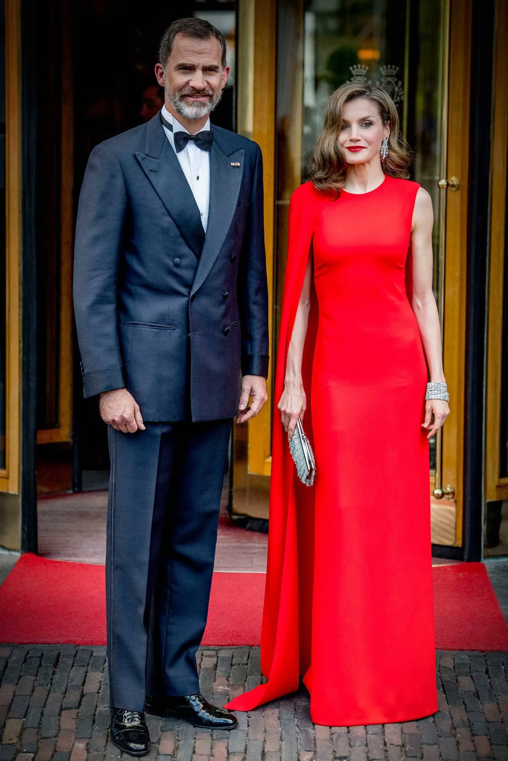 princesa letizia vestido rojo - Quién diseño el traje de boda de la reina Letizia