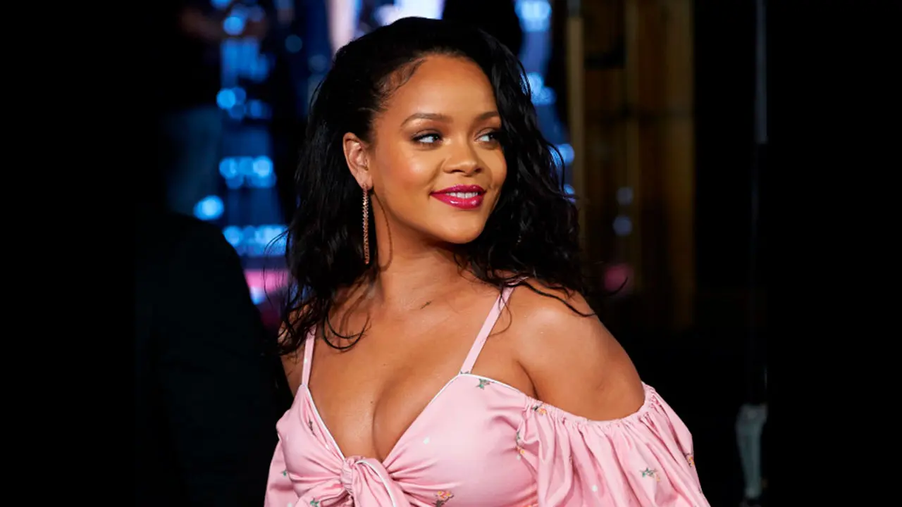 vestido rojo de rihanna - Quién diseñó el vestuario de Rihanna para el Super Bowl