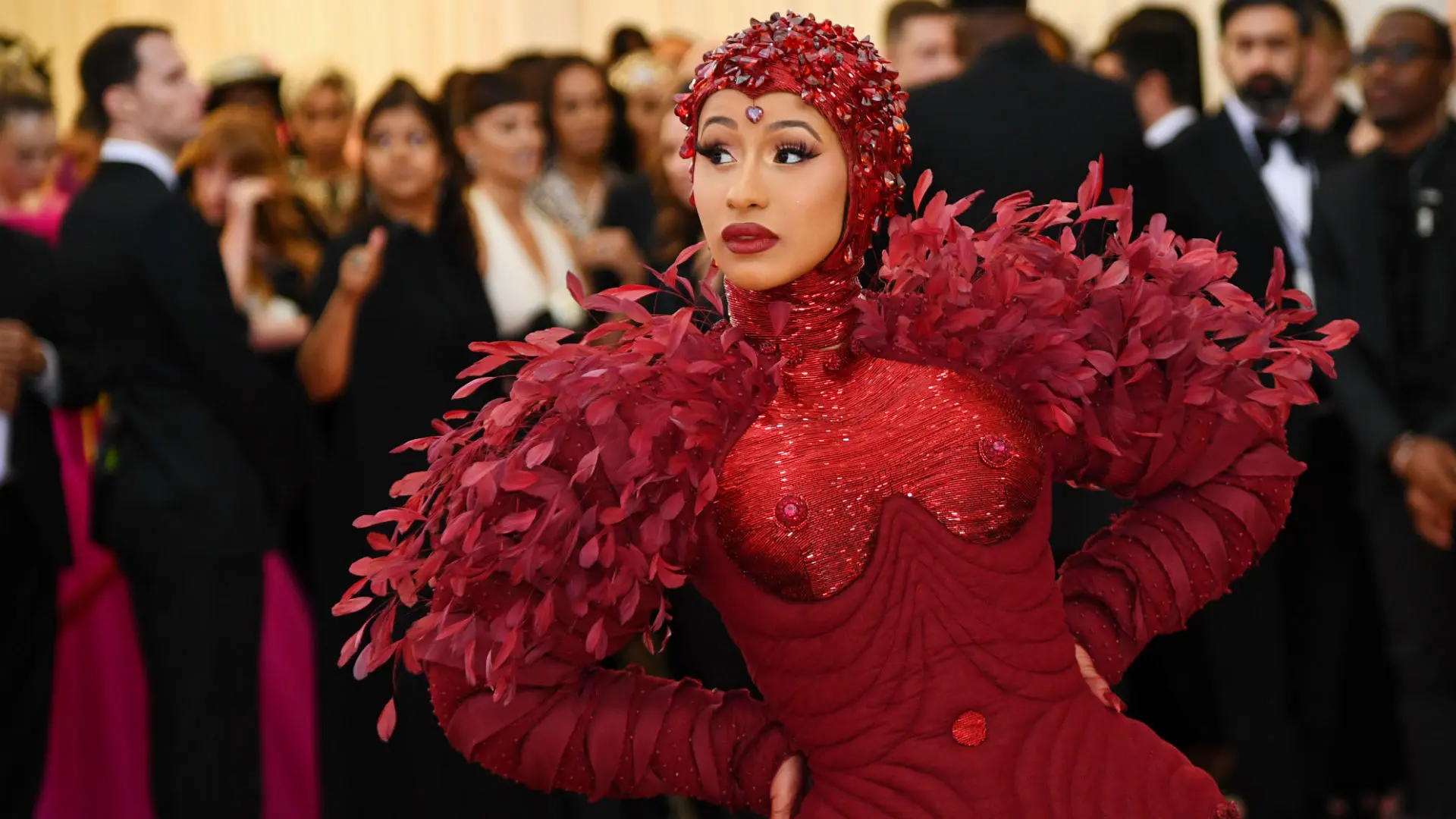 cardi b vestido rojo - Quién es la niña de vestido rojo que patea