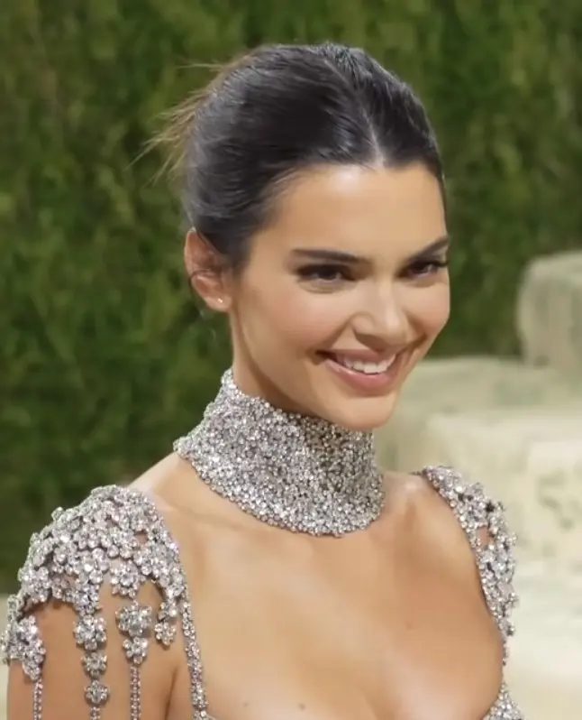 kendall jenner vestido dorado - Quién es tn de Kendall