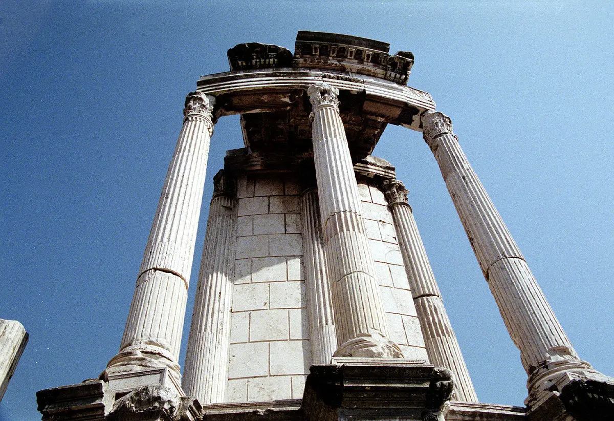 Templo de Vesta: Un lugar sagrado en el corazón de Roma - Quién mandó construir el templo de Vesta templo de vesta - Quién mandó construir el templo de Vesta