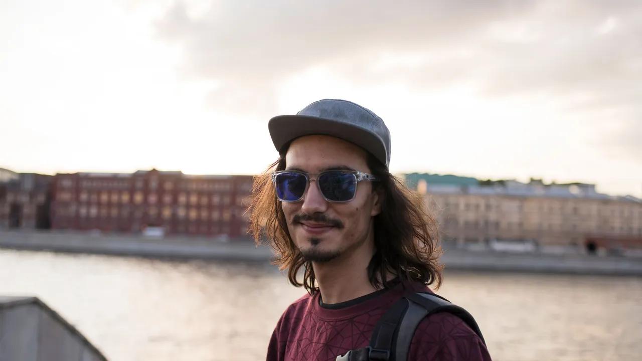 se puede usar gorra con camisa de vestir - Quién usa la gorra para atrás